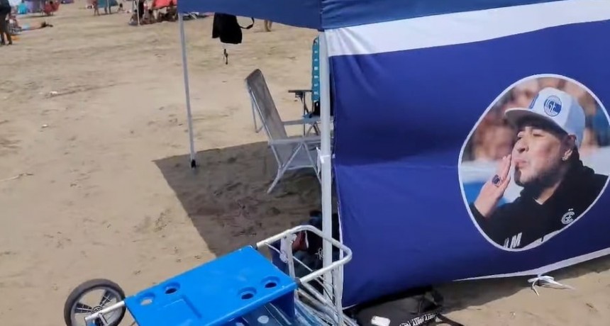 Un hincha de Gimnasia  con su gazebo con la imagen del Diez y es furor en Santa Teresita.