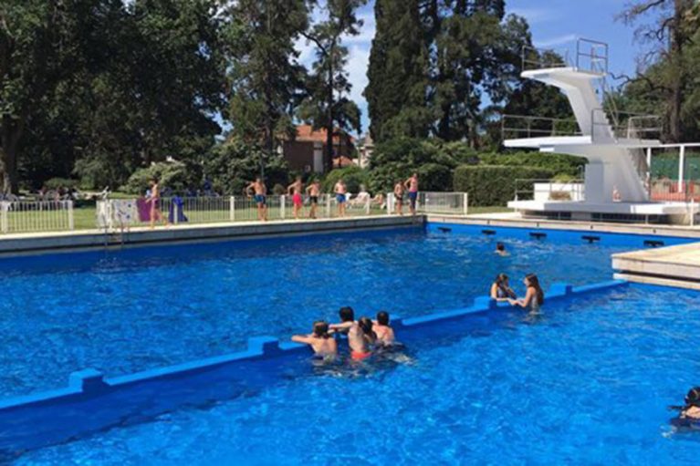 Ordenan la clausura de la pileta del Jockey Club de Rosario donde se ahogó un nene de 10 años