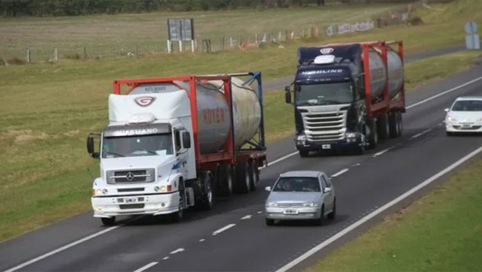 Por el recambio turístico, restringen la circulación de camiones por rutas bonaerenses
