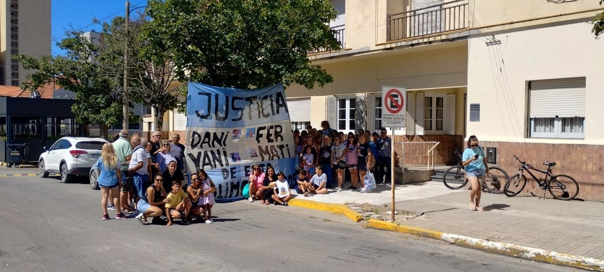 Necochea: FAMILIARES DE POLICÍAS DETENIDOS CONCENTRAN FRENTE AL JUZGADO