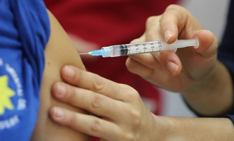Ante un aumento de casos, refuerzan la vacunación contra el coronavirus en centros platenses