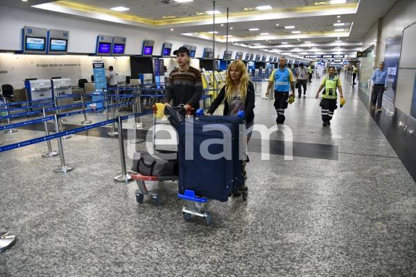 Aerolíneas Argentinas y Jetsmart cancelaron todos sus vuelos y Flybondi opera en Ezeiza por el paro