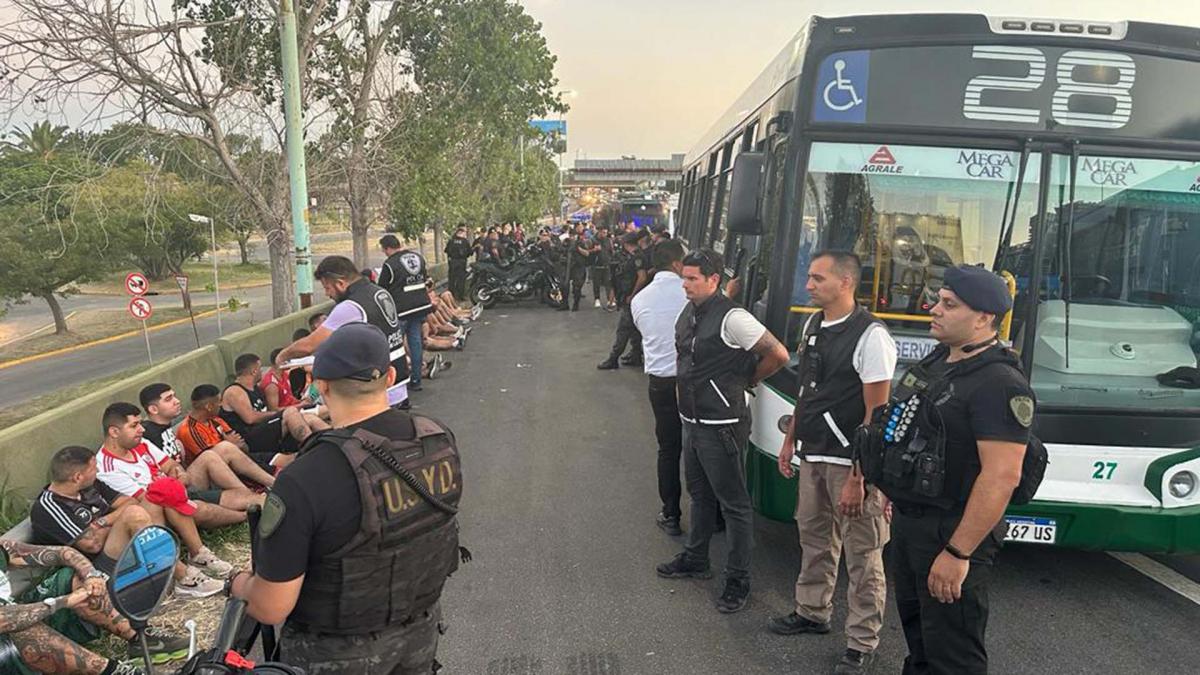 Treinta detenidos por enfrentamiento de dos facciones de la barra de River