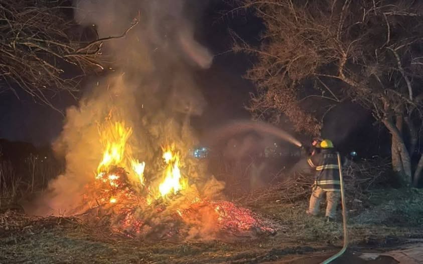 Tres incendios por pirotecnia en Arturo Seguí durante la madrugada del Año Nuevo