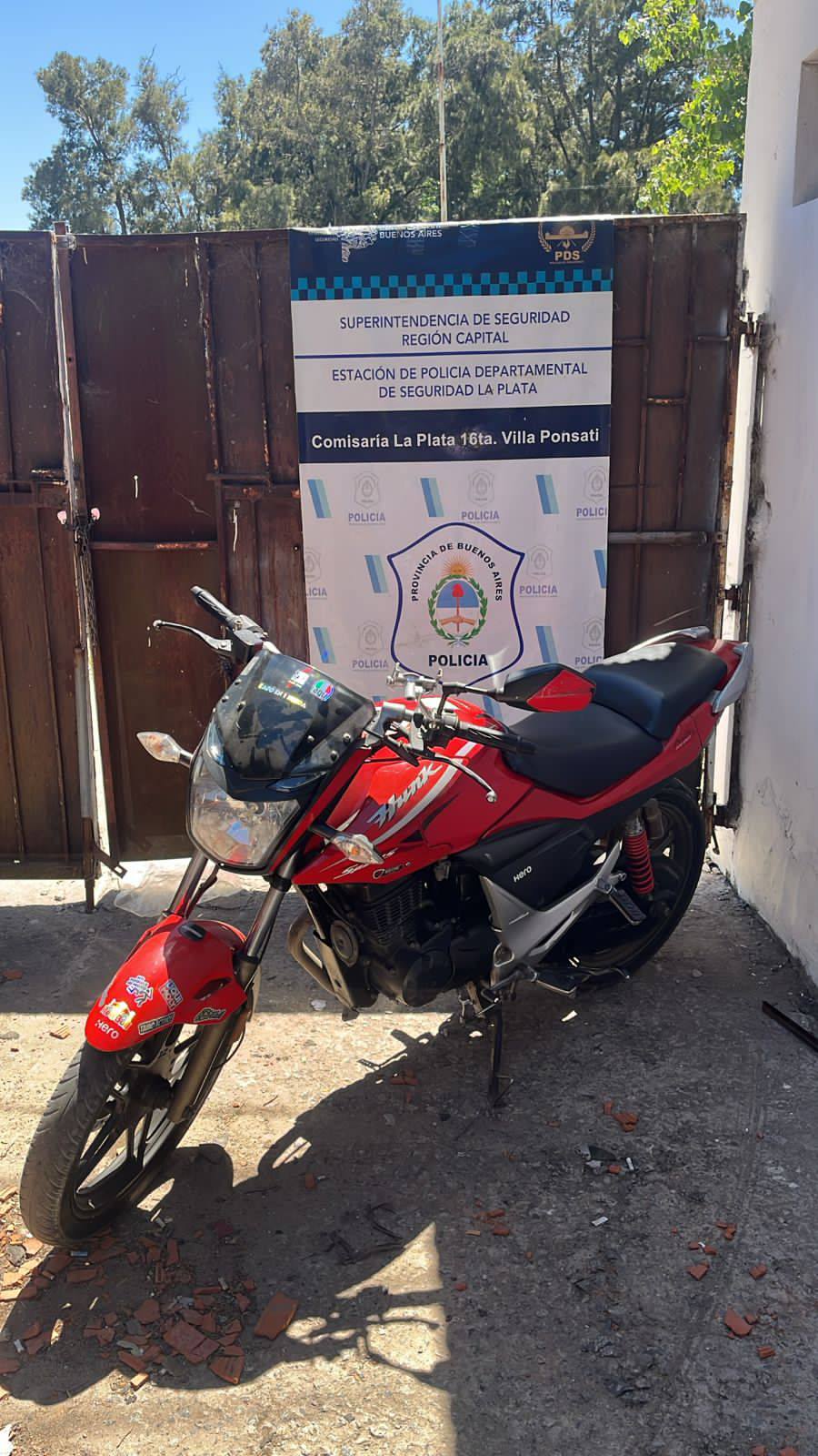 La Plata: detuvieron a un joven armado con una pistola calibre .45 y cocaína tras el robo de una moto