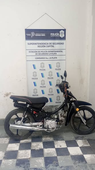 Cayeron tras violento asalto en Melchor Romero: vecinos los redujeron y la moto era robada