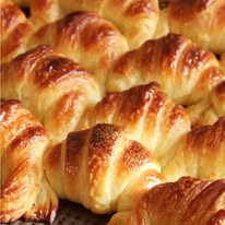 Pan para pocos: en pleno ajuste, la Casa Rosada gastará más de $311 millones en medialunas y panes