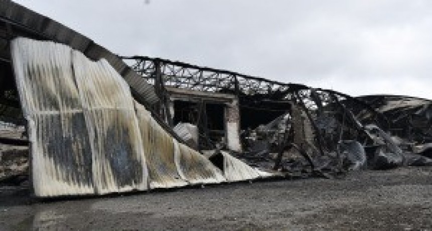 Fue controlado el fuego en la fábrica de Moreno, donde quedan aún 3 de las 15 dotaciones actuantes