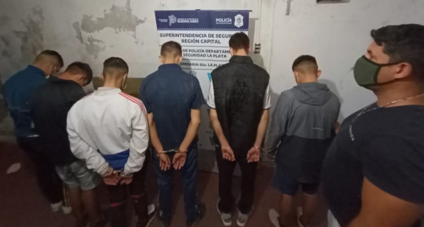 Detienen a 6 menores que robaron a mano a armado un auto en Tolosa y tras persecución y un ataque a una farmacéutica en el medio, cayeron al colisionar el auto con un móvil policial