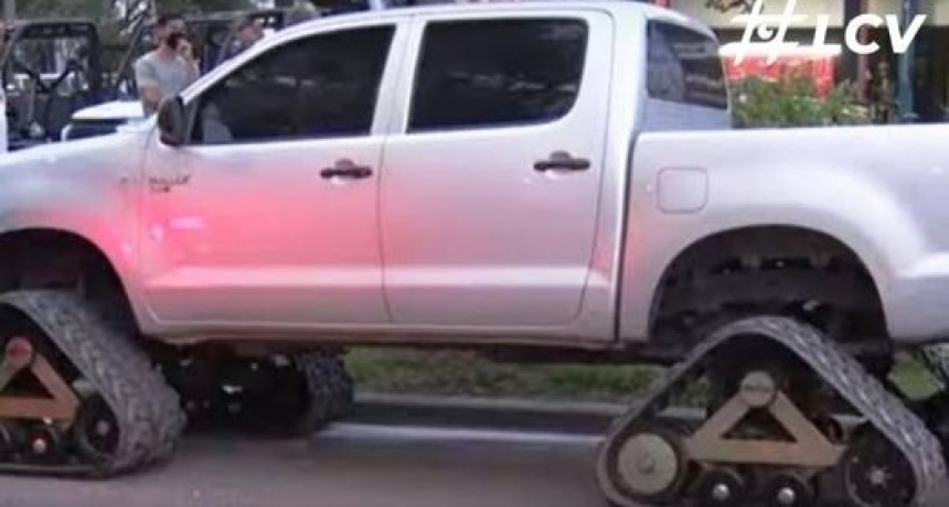 LA CAMIONETA CON SISTEMA DE ORUGAS QUE CIRCULA POR PINAMAR SE LLEVÓ LA ATENCIÓN DE TODOS Y TODAS