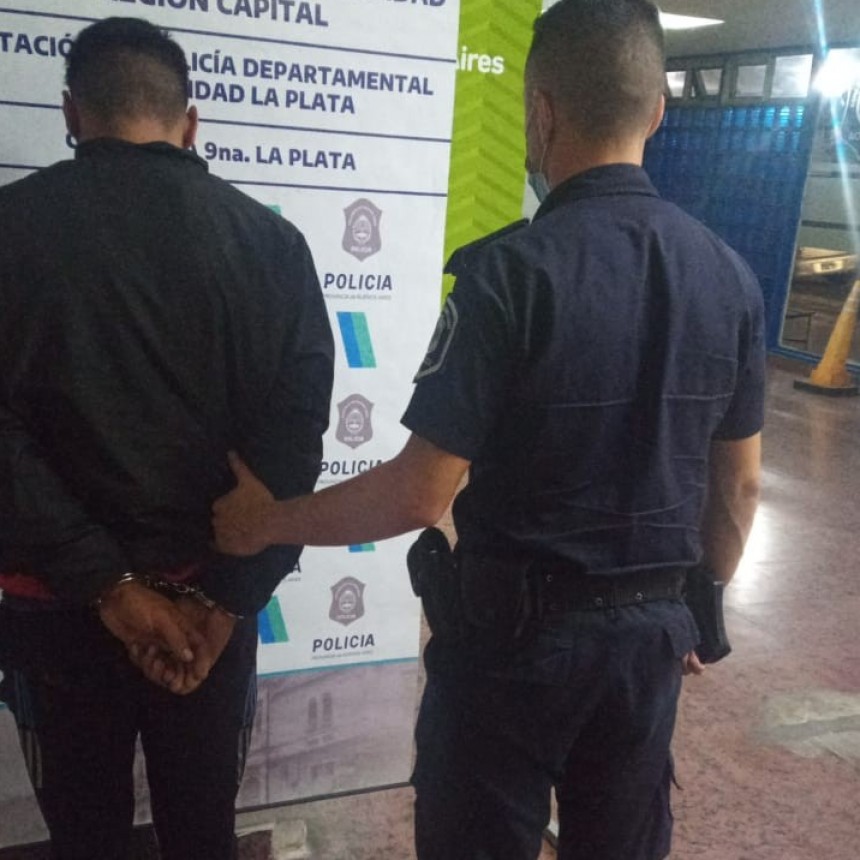 Intentaron robar una moto policial pero al darse cuenta escaparon: en la huída chocaron contra un móvil y fueron detenidos
