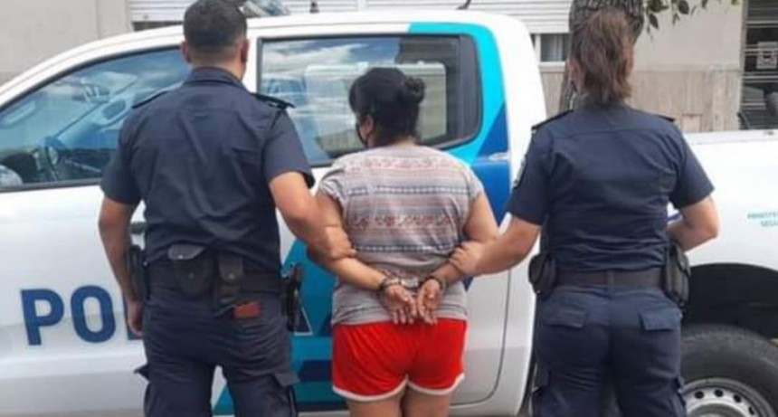 Detienen a una mujer por atacar y apuñalar a su hija adolescente en La Plata