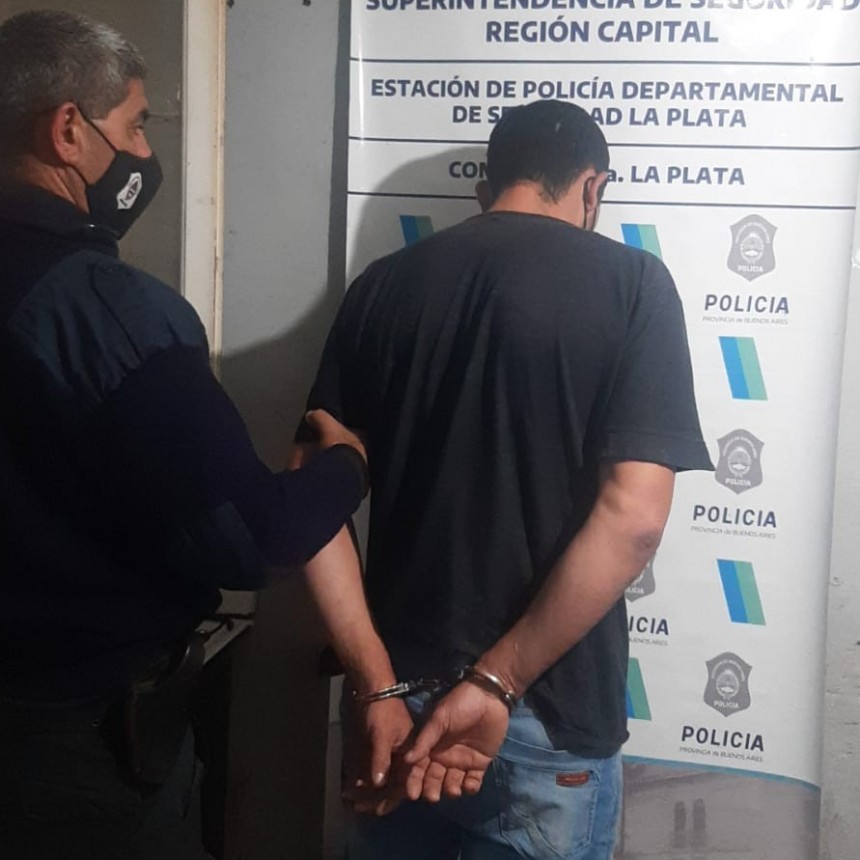 Con un martillo intentó robarle a una mujer en la terminal de Ómnibus y es detenido