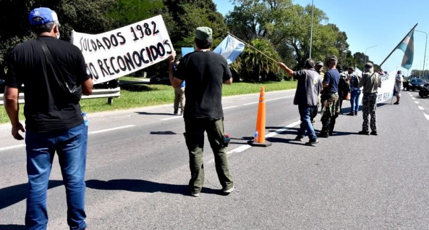 Protestaron sobre la Ruta 2 en reclamo de ser reconocidos como veteranos de guerra