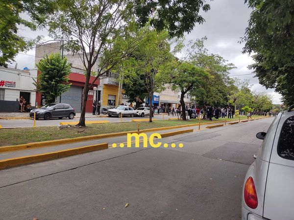 FUERTE PRESENCIA POLICIAL EN LAS PUERTAS DE LA COMISARIA CUARTA LA PLATA