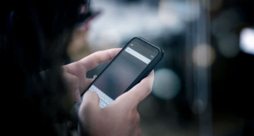 Fue a enchufar el celular y murió por una descarga eléctrica 