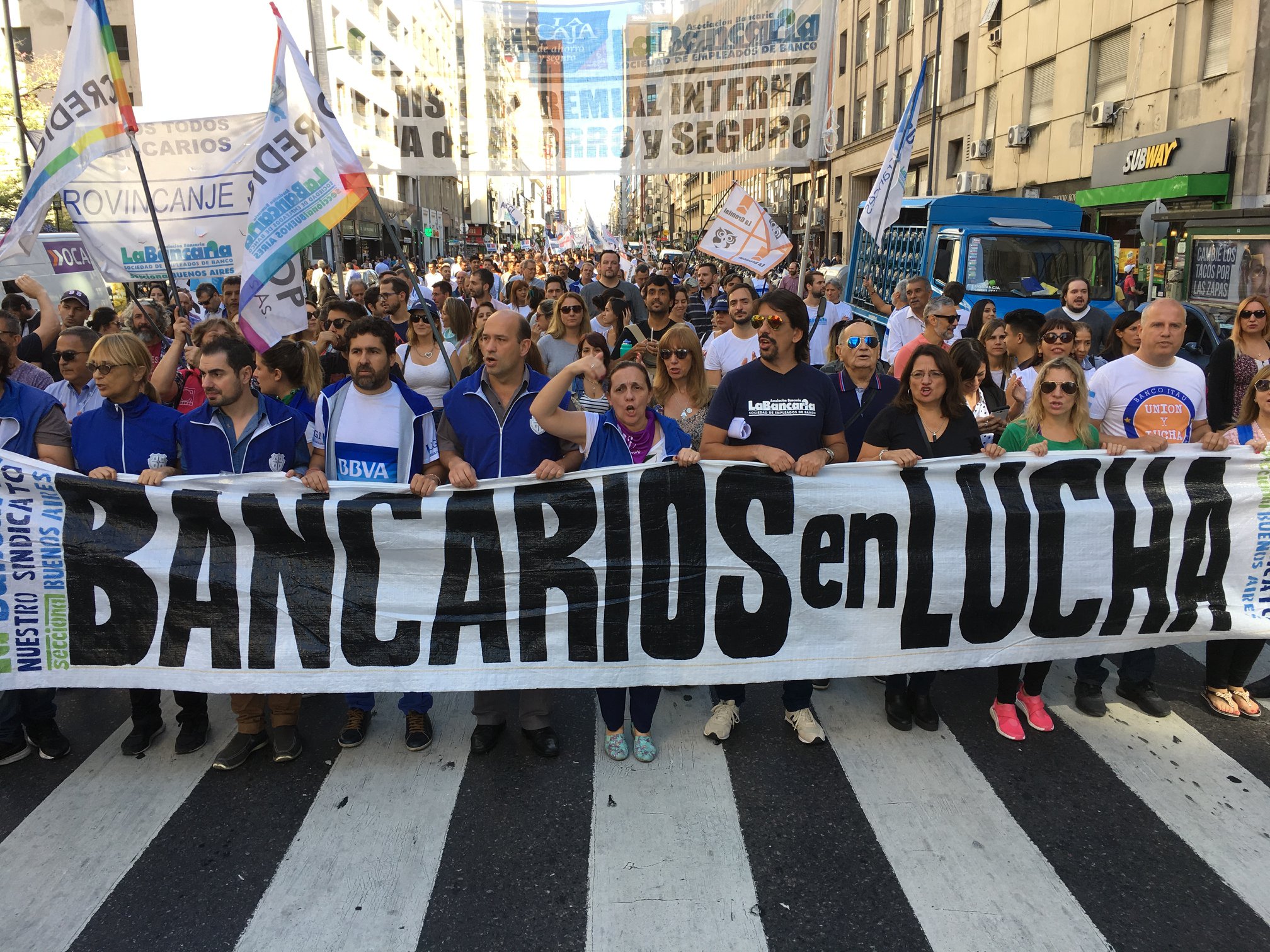 Trabajadores bancarios paran hoy por 24 horas en reclamo de aumento de salarios
