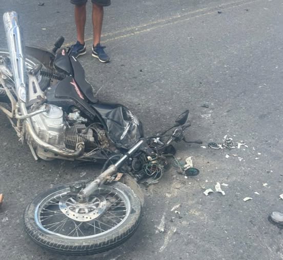 Trágico choque en Berisso: murió un motociclista tras colisión con un auto y un camión