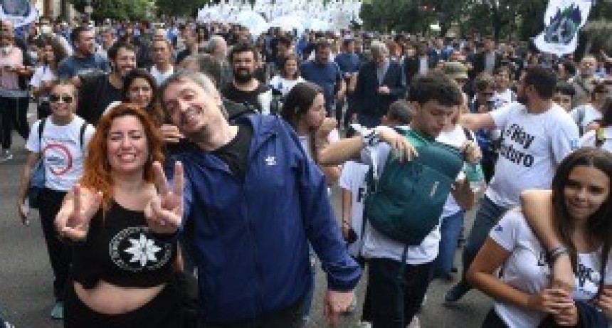 Multitudinaria movilización de La Cámpora desde la exESMA a Plaza de Mayo