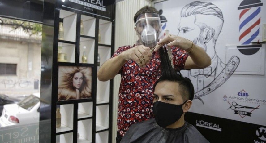 El barbijo será optativo en espacios laborales, recreativos y educativos bonaerenses