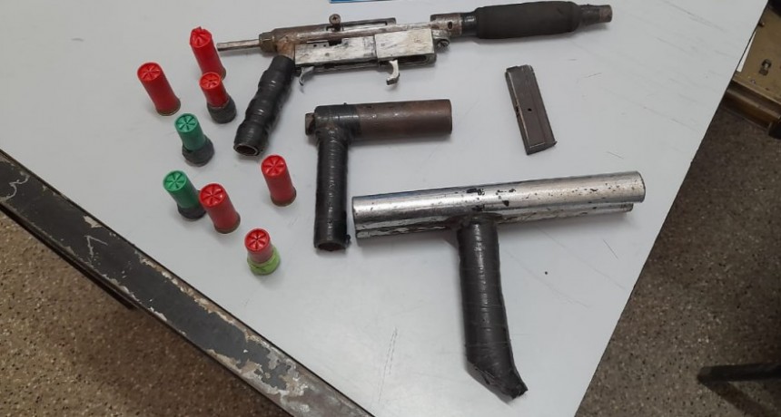 Estaba prófugo de la justicia por un homicidio y lo detuvieron en un control policial cuando circulaba con dos armas de fabricación casera
