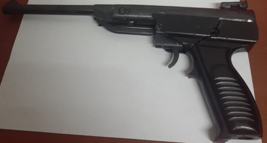 Con una pistola de aire compromido, motochorro de 15 años intenta robar a una mujer y es detenido