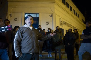 Padres de un colegio de Bernal fueron reprimidos mientras protestaban por un supuesto abuso