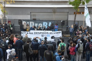 Trabajadores de Clarín exigen reincorporación de despedidos y que empresa acate conciliación