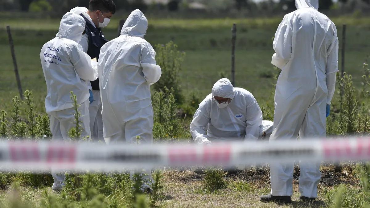 Hallan restos de sangre y elementos calcinados en la casaquinta de un comisario