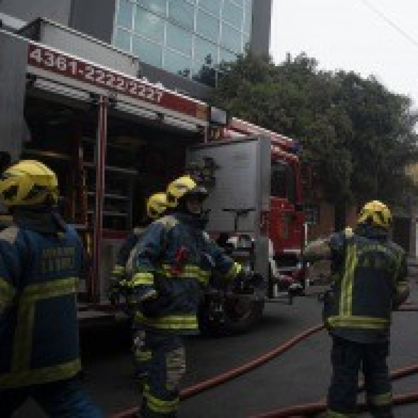 Bomberos combatían un incendio en el depósito de Iron Mountain y se derrumbó una pared