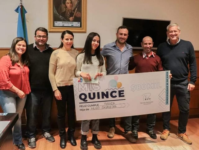 Un intendente da bonos de $80.000 para festejar los cumpleaños de 15 de las hijas de empleados públicos