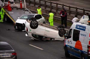 Un herido al chocar dos autos en la avenida General Paz, altura Núñez