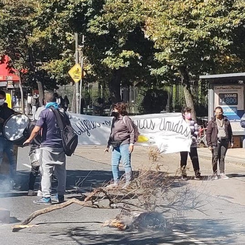 OLLA POPULAR DE MANTERAS EN PLENO CENTRO DE LA PLATA