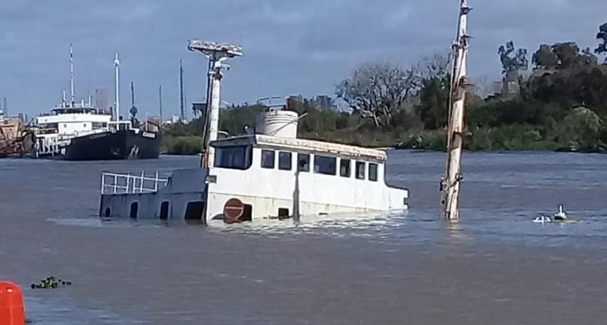 PUERTO LA PLATA: SE HUNDIÓ UN REMOLCADOR QUE ESPERABA SER REPARADO