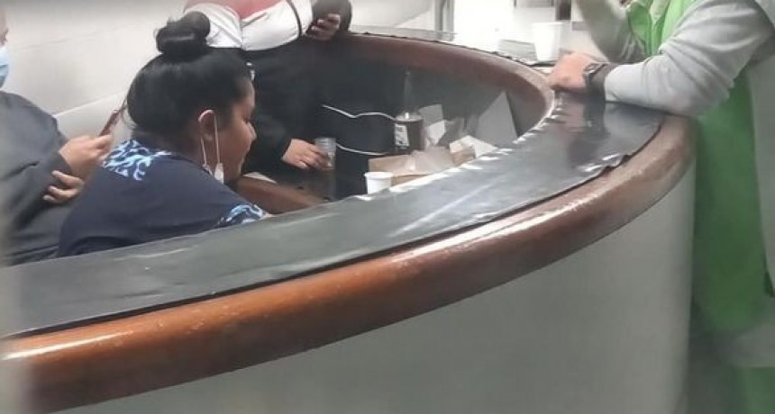 Toman cerveza y comen pizza mientras atienden a los pacientes