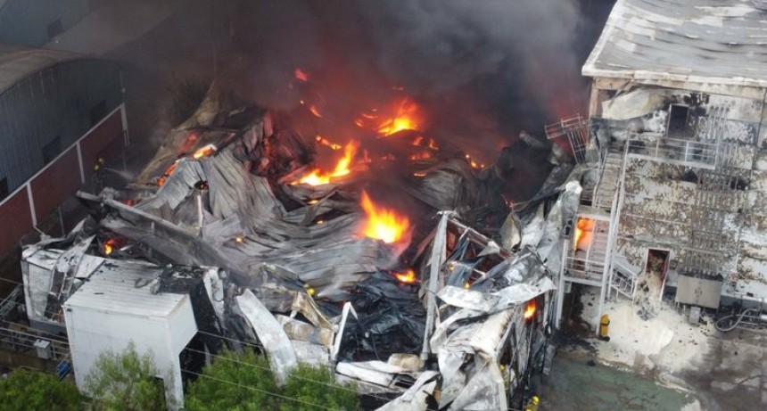 Se incendió una planta panificadora de San Fernando: tras 10 horas, se controló el fuego