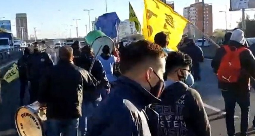 Colectiveros realizan cortes en Liniers y Puente Pueyrredón: reclaman aumento y vacunas