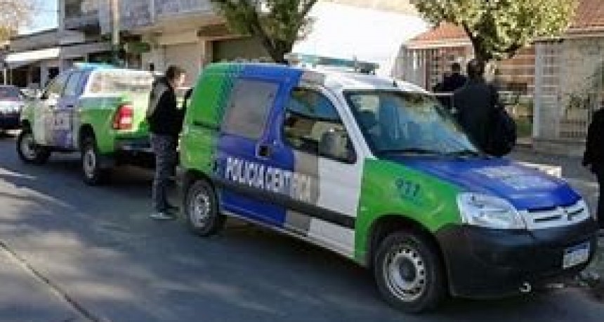 Una mujer mal herida con el arma de reglamentaria de su pareja policía.