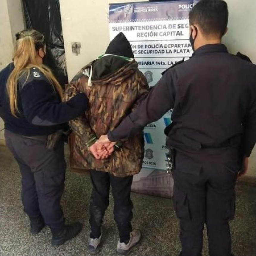 Ingresó en un domicilio con intenciones de robo y al ser descubierto por la policía, huyó por los fondos de las casas linderas: lo atraparon tras un operativo cerrojo