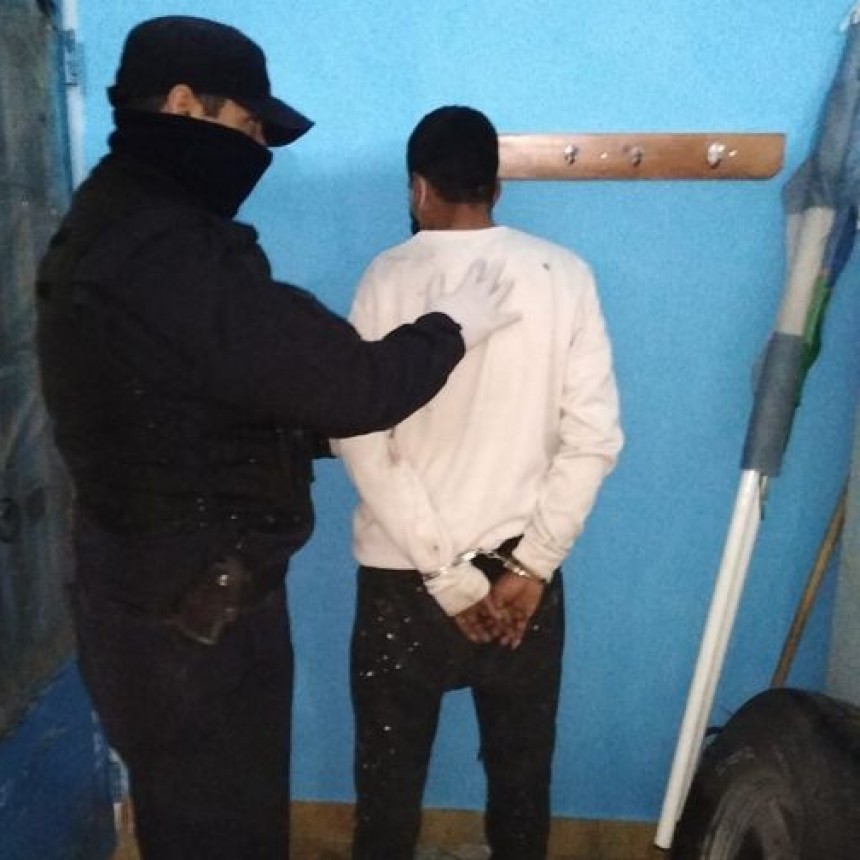 En estado de ebriedad, intenta ingresar a una casa y es retenido por los vecinos hasta que llegara la policía