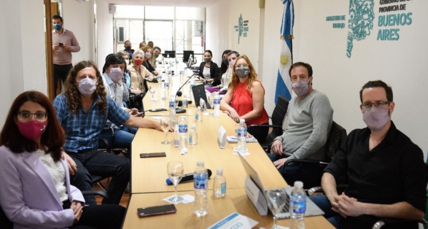 Autoridades bonaerenses se reúnen con gremios docentes y estatales para evaluar situación salarial
