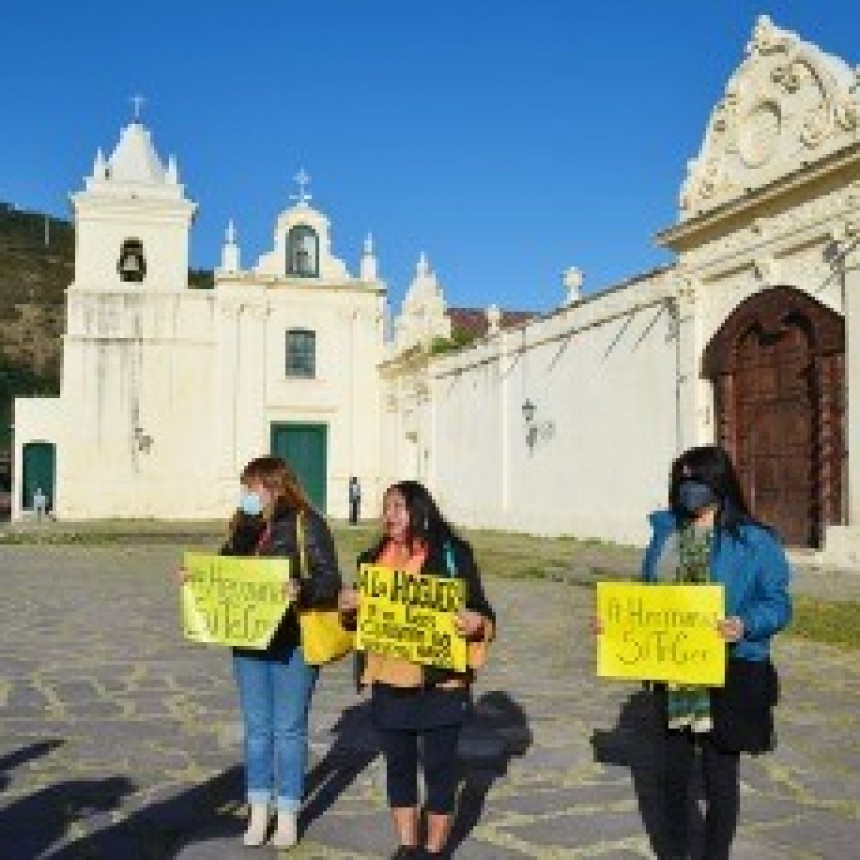 Abrazo simbólico al Convento San Bernardo, en apoyo a monjas que denunciaron al arzobispo de Salta