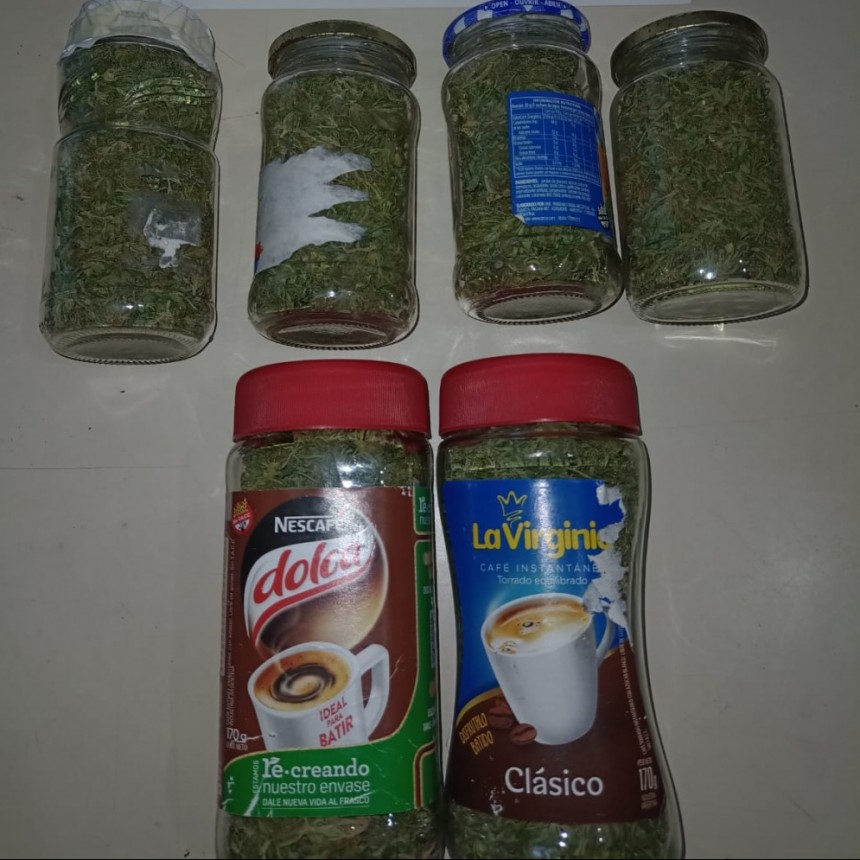 Atrapan a joven que transportaba cinco frascos de marihuana para comercializarla