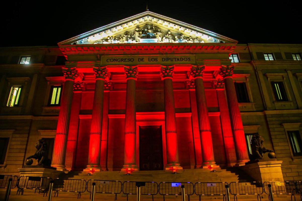 El Congreso se iluminó de rojo para concientizar sobre derechos de las personas electrodependientes