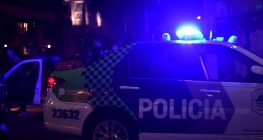 Un delincuente murió y otro resultó herido tras tirotearse con un policía al que intentaron robarle