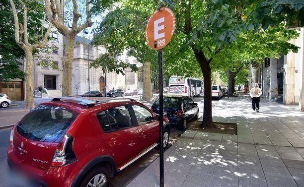 La Plata: Comenzó a regir la prohibición de estacionamiento en 48 de 15 a 19