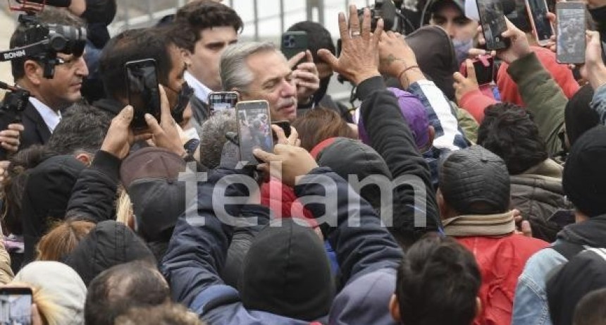 Con mensajes de afecto, el Presidente y su Gabinete caminaron de la Rosada a la Catedral