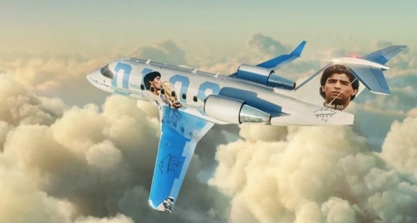 Un homenaje inesperado: Maradona fue pintado sobre un avión que viajará al Mundial de Fútbol