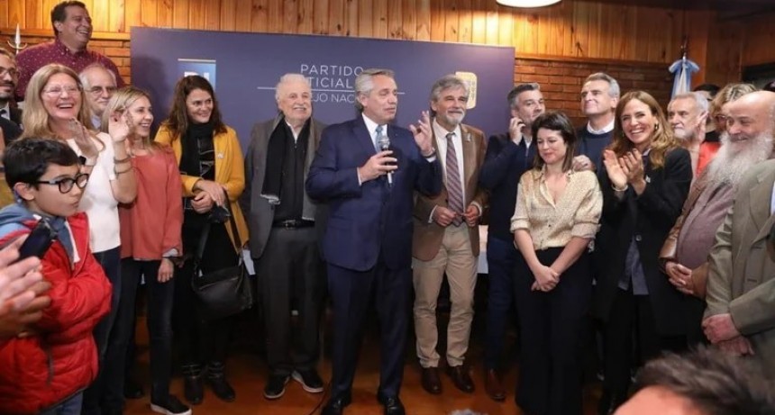 Alberto Fernández pregona la unidad ante la presión de los dirigentes propios, pero evita convocar a Cristina Kirchner
