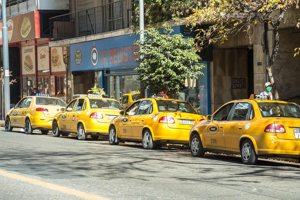 Asaltan a un taxista y le cortan la cara con una botella rota para robarle el celular